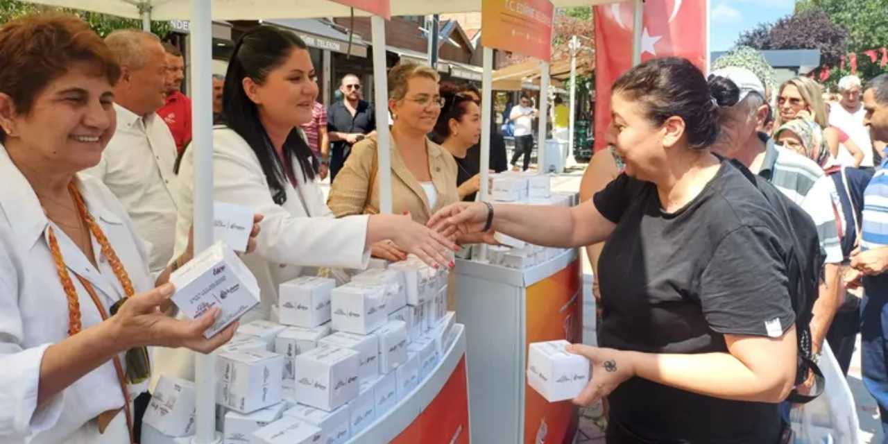 Başkan tezgaha geçip bedava dağıttı kuyruk uzadı da uzadı