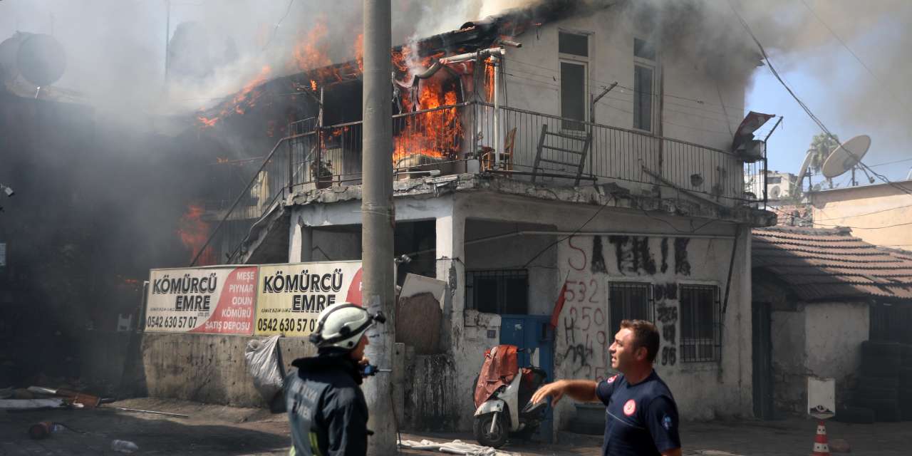 Benzinle cayır cayır yaktı: Tabureyi çekip izledi