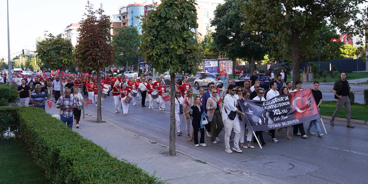 Eskişehir'de Zafer yürüyüşü: Vatandaş akın etti