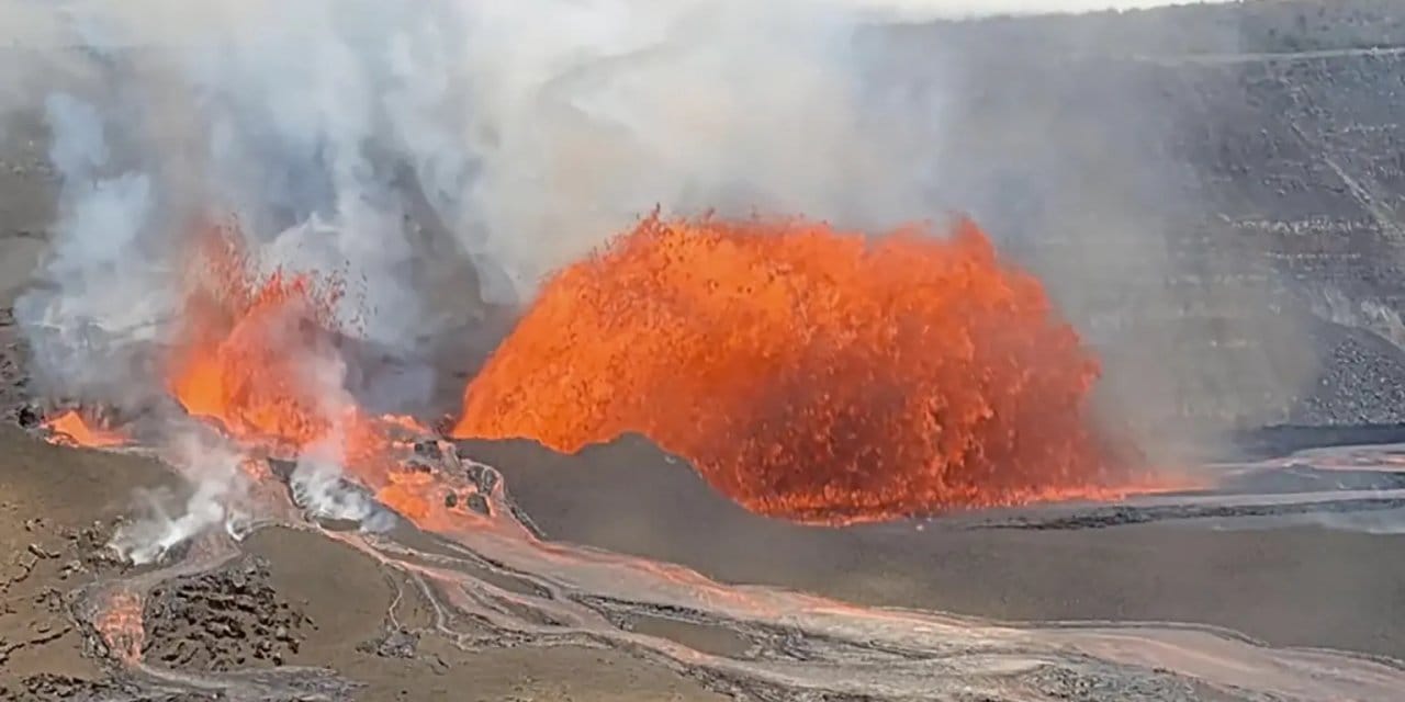 Aylardır aktif halde: Volkan 32. defa lav püskürttü