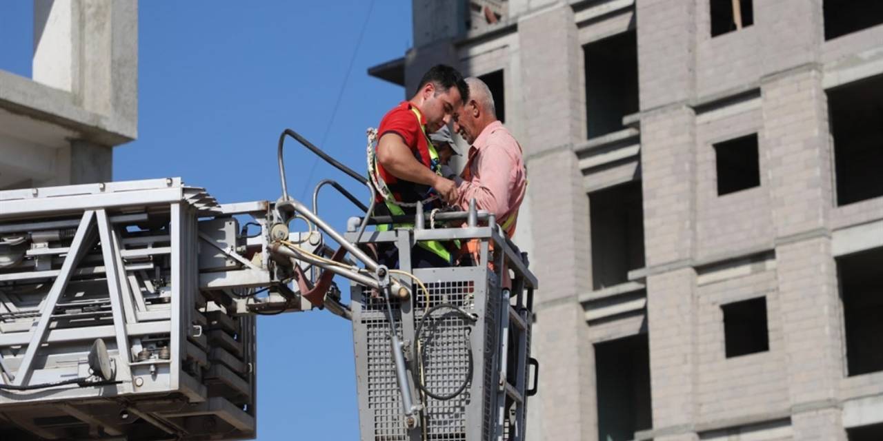 13'üncü katta mahsur kalan işçiler kurtarıldı