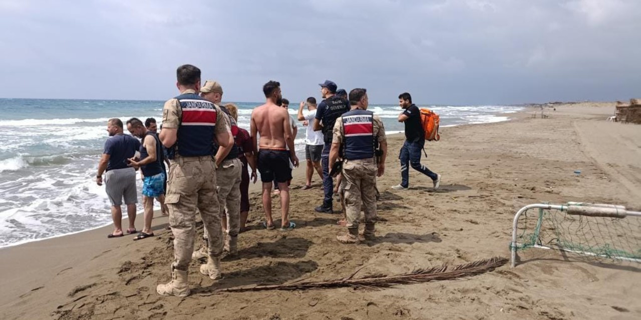 Denizde dalgaya kapılan iki kardeşten bir hayatını kaybetti