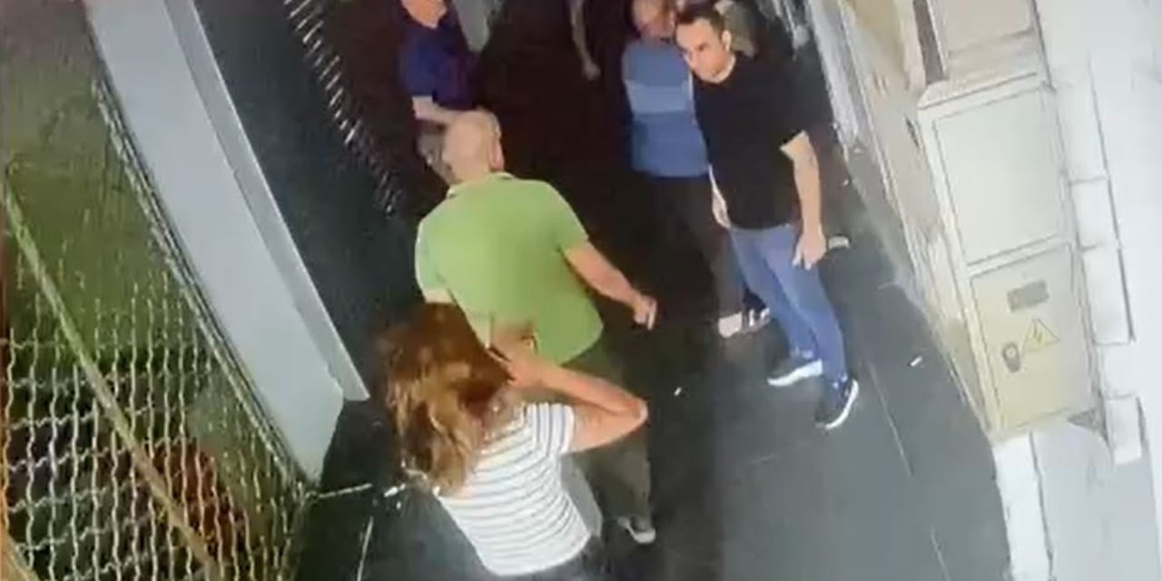 Adana'da 2 erkek kadını herkesin içinde darbetti