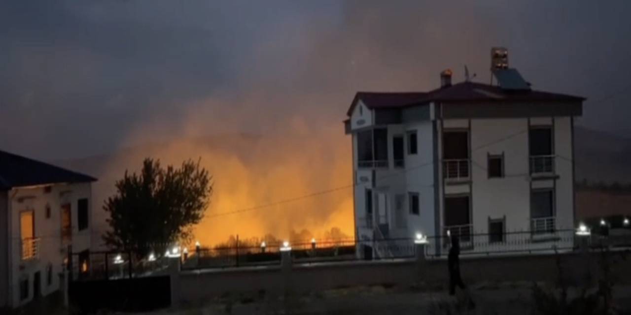 Elazığ’da anız yangını; alevler yerleşim yerlerine yaklaştı