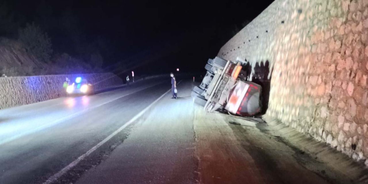 Asit yüklü tanker devrildi: Faciadan dönüldü
