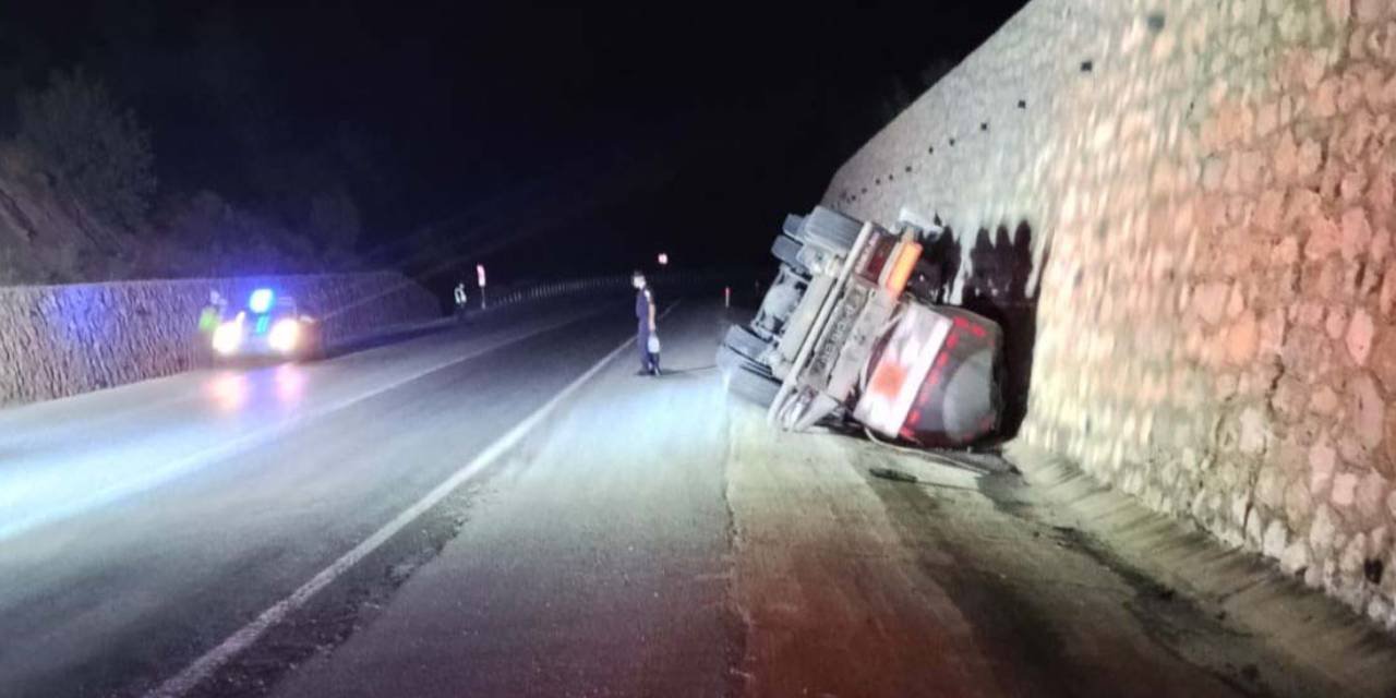 Asit yüklü tanker Emet’te devrildi: Bölgeye AFAD ve itfaiye sevk edildi