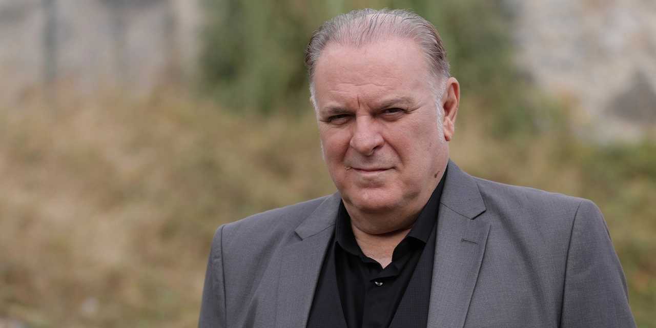 Burak Sergen 64 yaşında gençleşti! Eşiyle fotoğrafı sosyal medyayı salladı