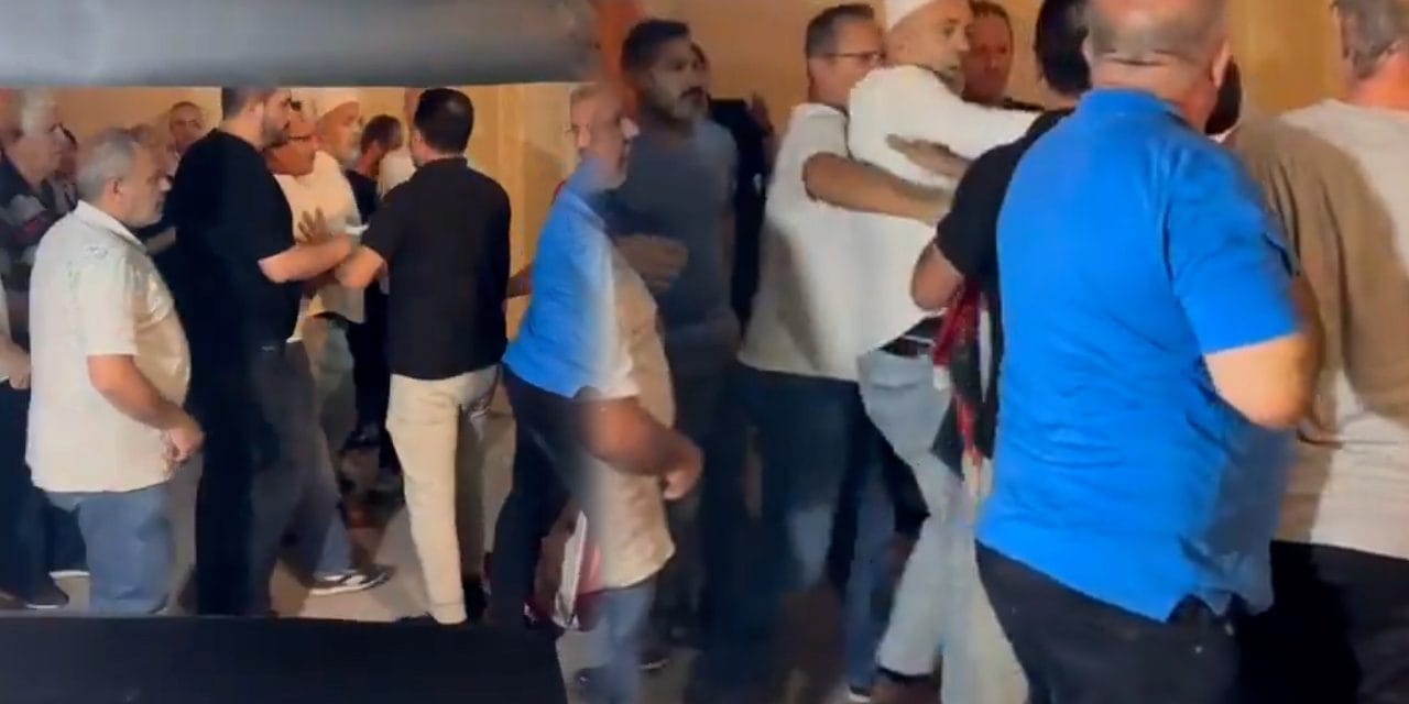 Mevlid Kandili etkinliğinde Atatürk'ten rahatsız oldular! Arbede çıktı