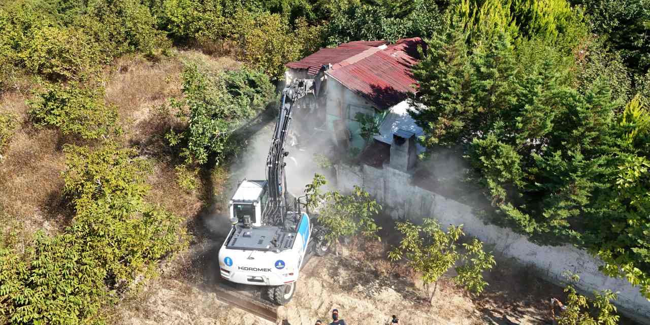 İSKİ harekete geçti: Terkos Havzası'ndaki kaçak yapılar tek tek yıkıldı