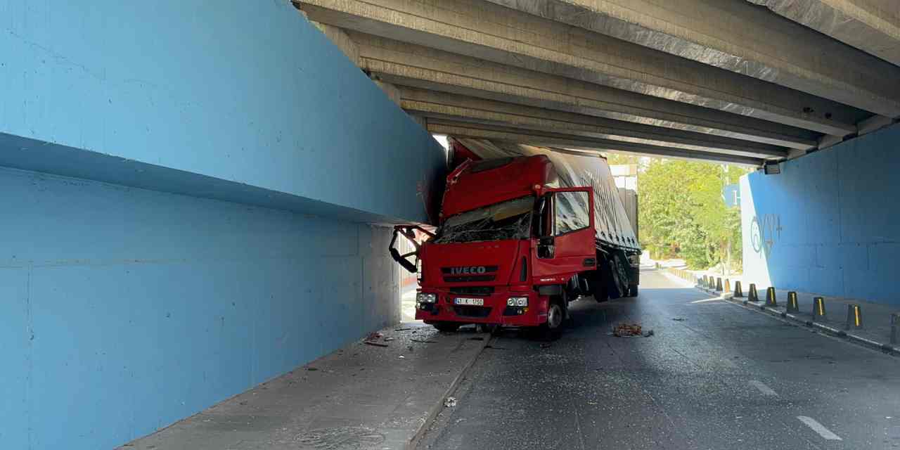 Küçükçekmece'de kamyon alt geçide sıkıştı