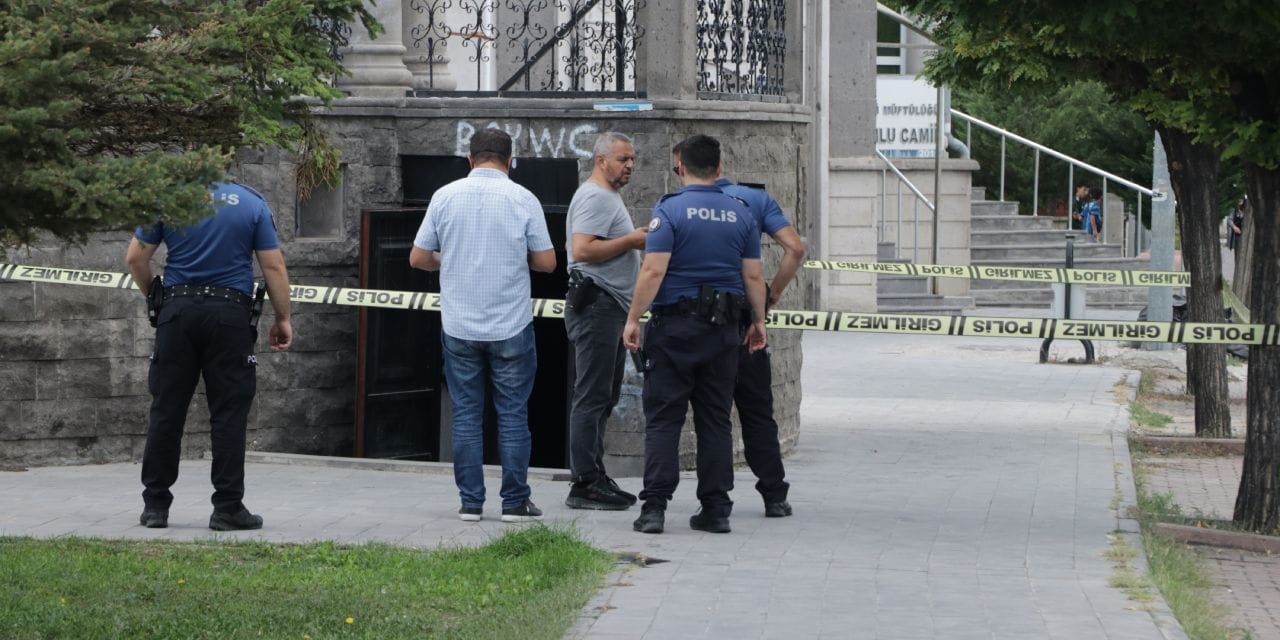 Cami tuvaletinde bıçaklı kavga: Yaralı adam kaçarken yere yığıldı