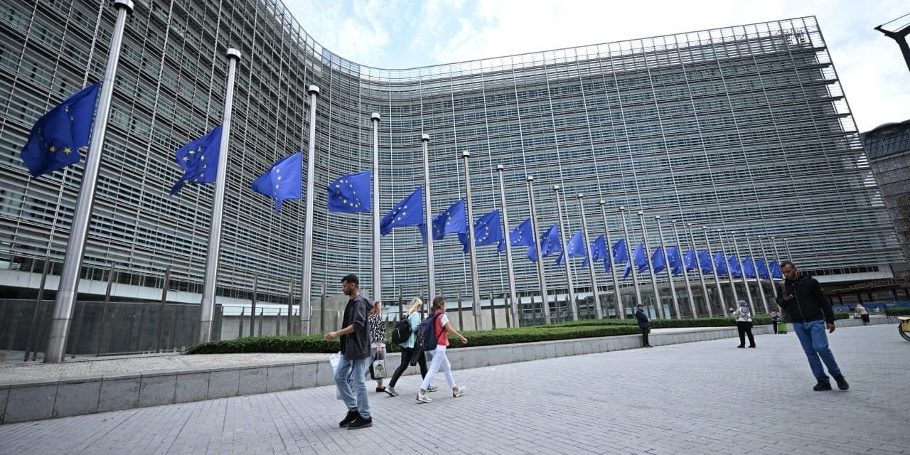 Avrupa Birliği bayrakları yarıya indirdi