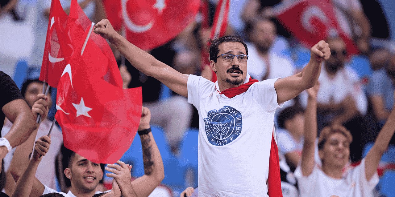 Taraftarlar milli takımı bırakmadı