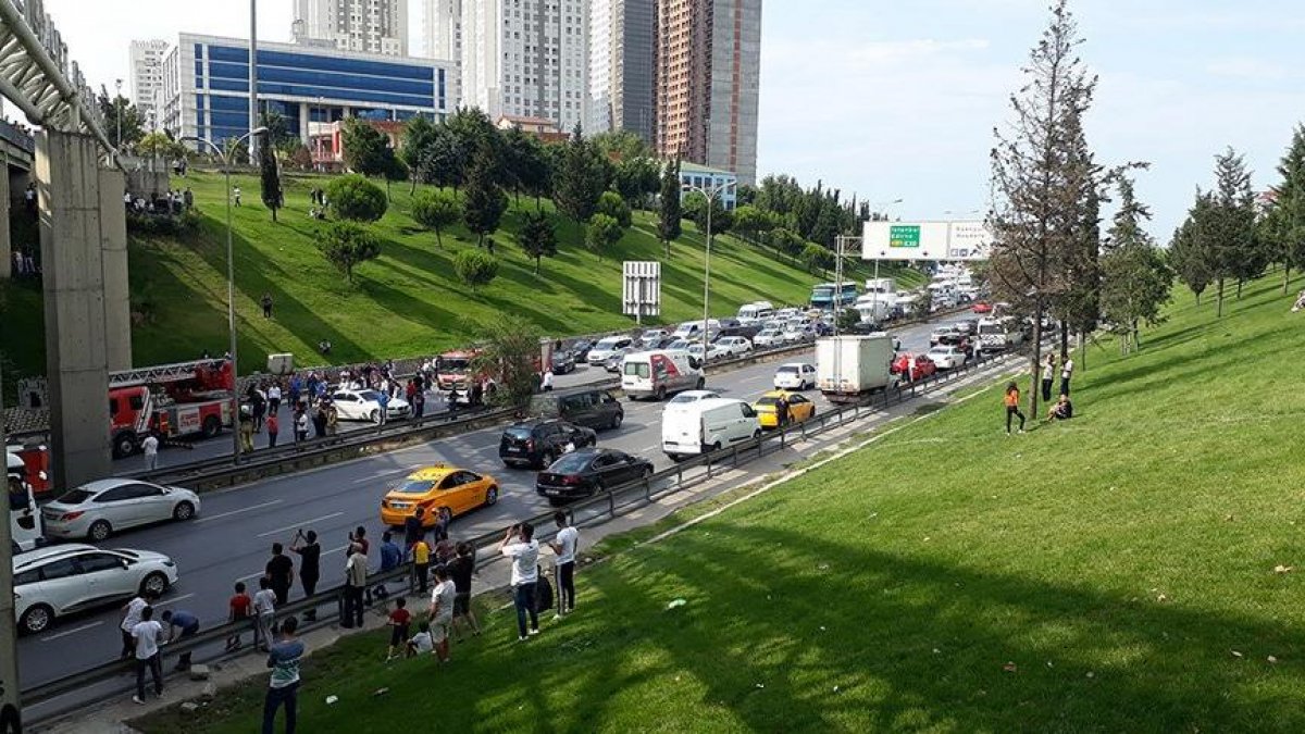 İstanbul’da intihar girişimi! Trafik durduruldu, yüzlerce kişi seyretti 