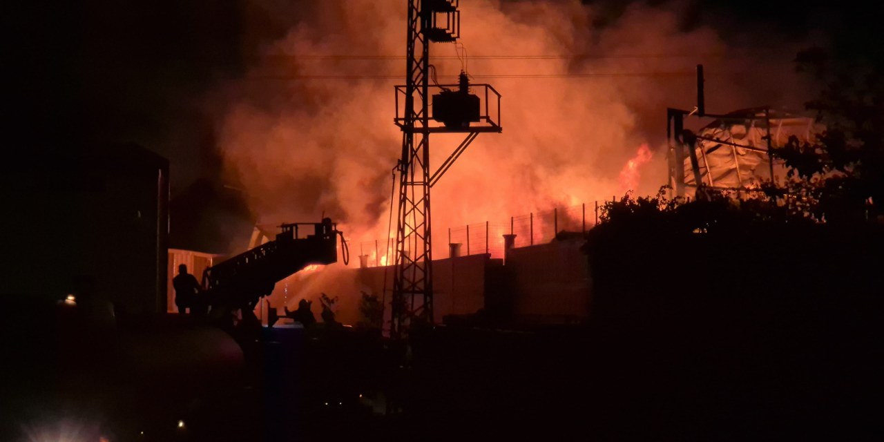 Niğde OSB'de korkutan yangın: Fabrika alevler içinde kaldı