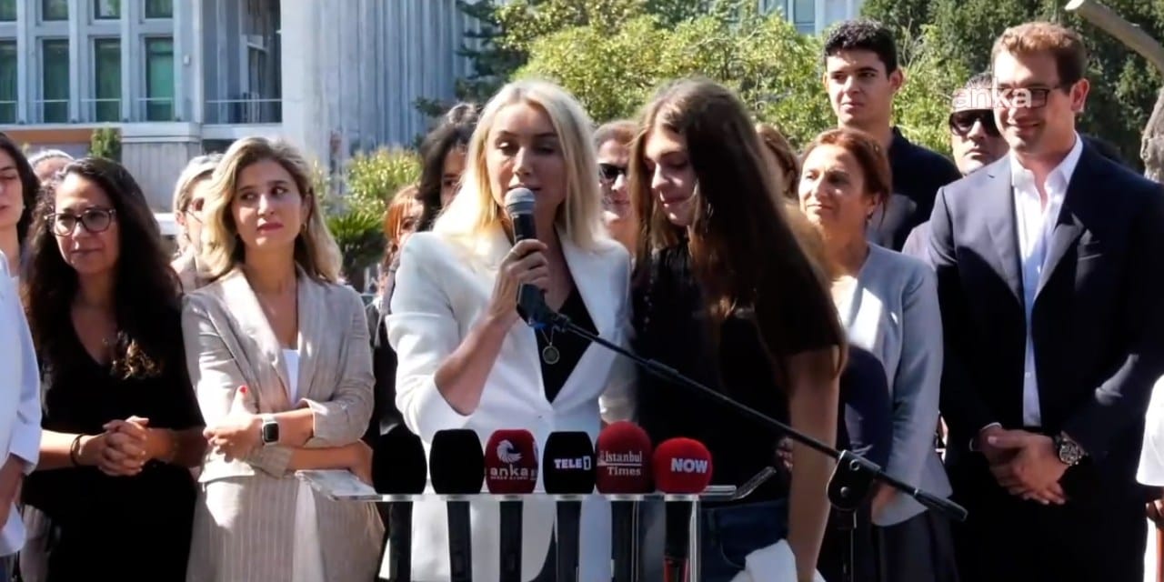 İmamoğlu'nun kızı gözyaşları ile annesine sarıldı! Babasından ayrı ilk doğum gününü Saraçhane'de kutladı