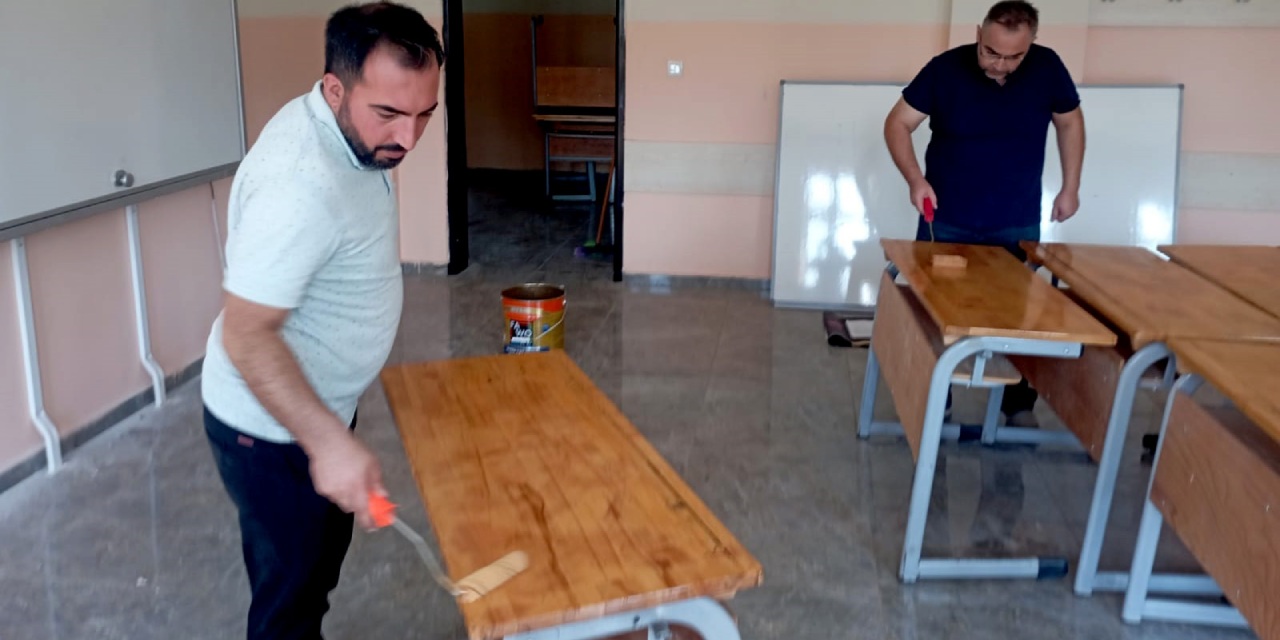 Sınıfları onarma işi de öğretmenlere kaldı: Müdürden teşekkür