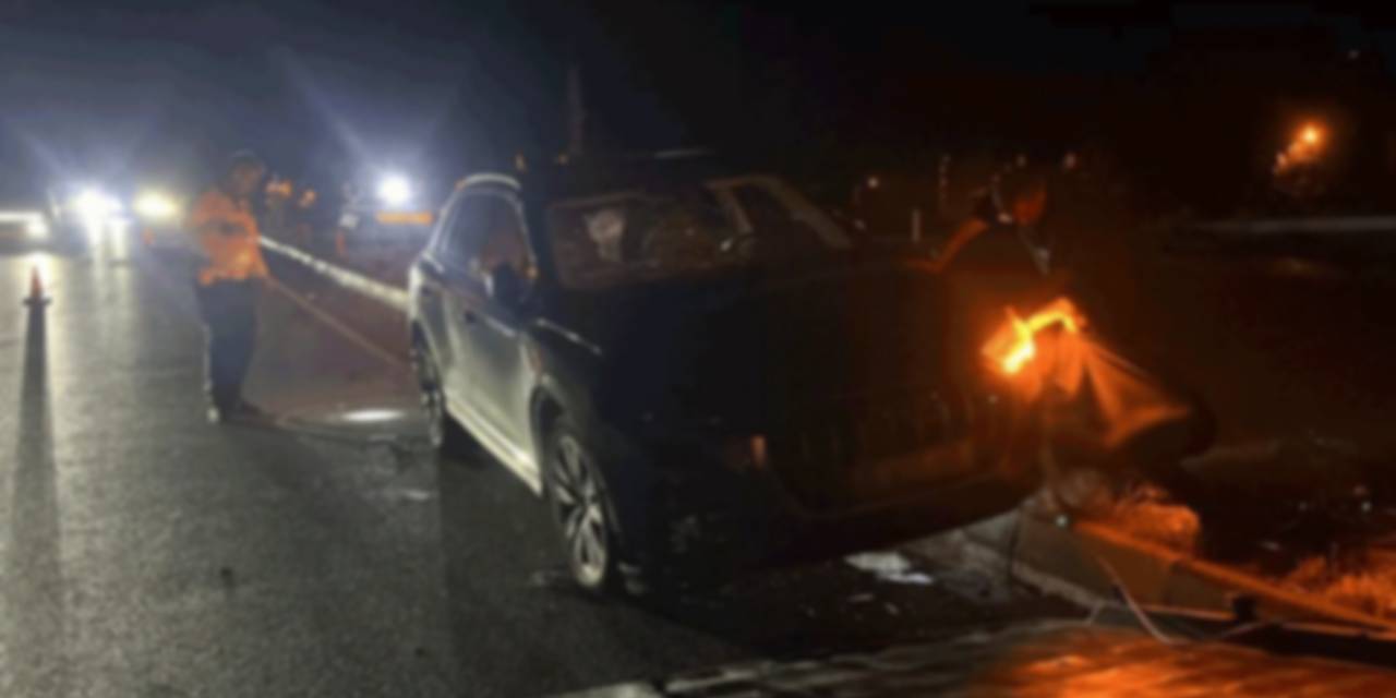 Refüje çarpan otomobilin sürücüsü öldü