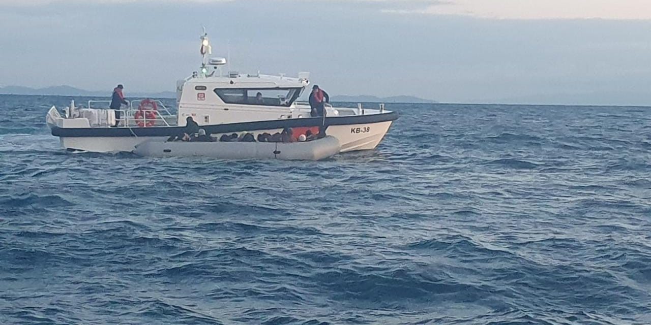 İzmir'de 102 düzensiz göçmen yakalandı