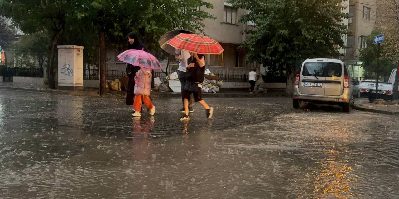 Yağış bir anda bastırdı: Cadde ve sokaklar suyla doldu