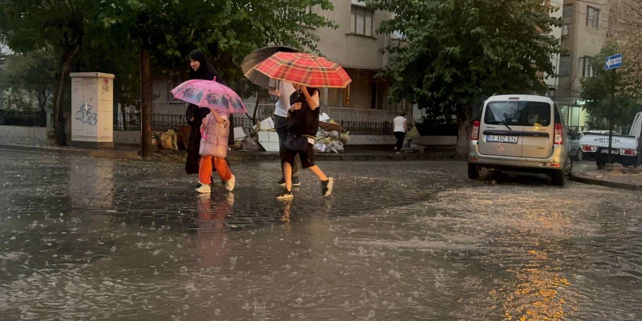 Turgutlu'da cadde ve sokakları su bastı