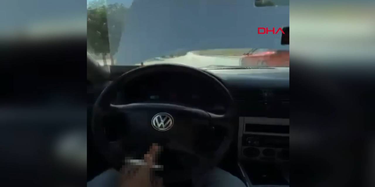 Seyir halindeki otomobilin kaputu açıldı: Panik anı kamerada