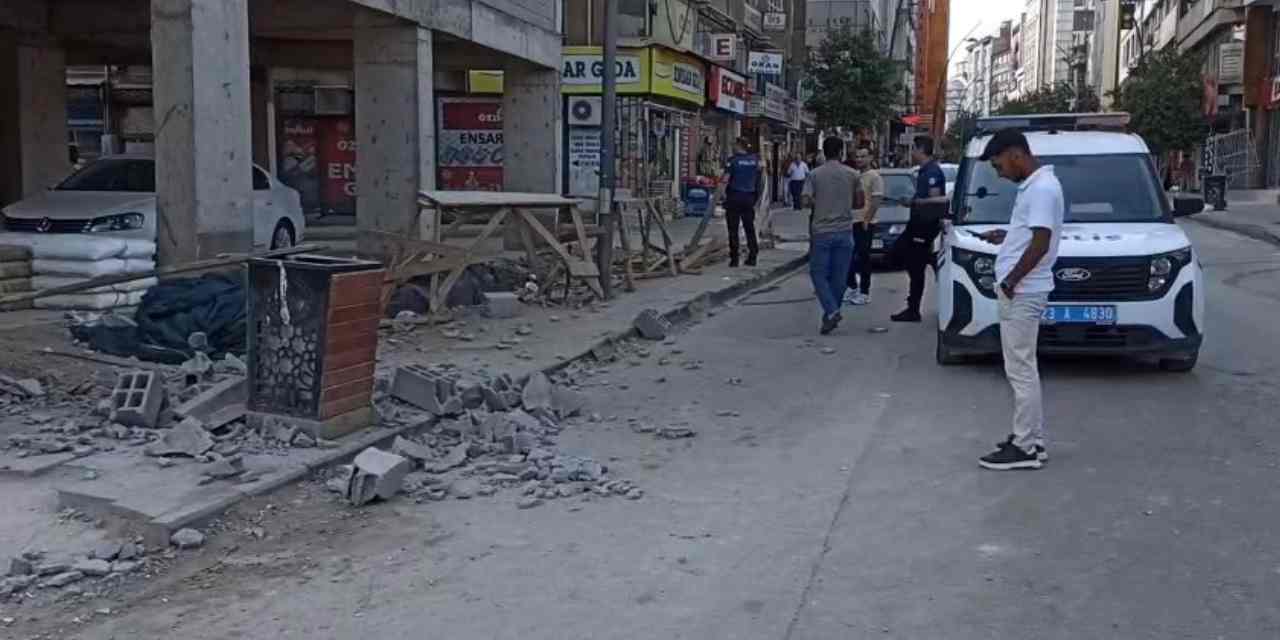 Yolda yürürken başına briket düştü hastanelik oldu