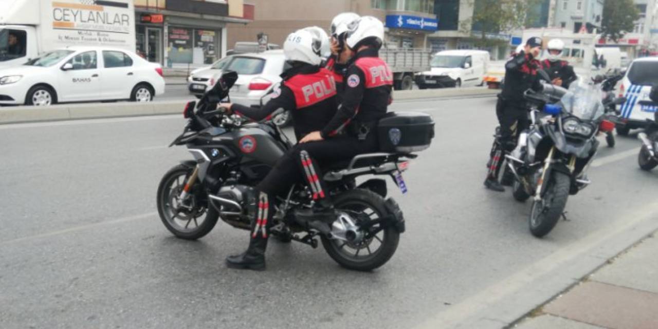 Devrilen motosikletteki 2 yunus polisi yaralandı