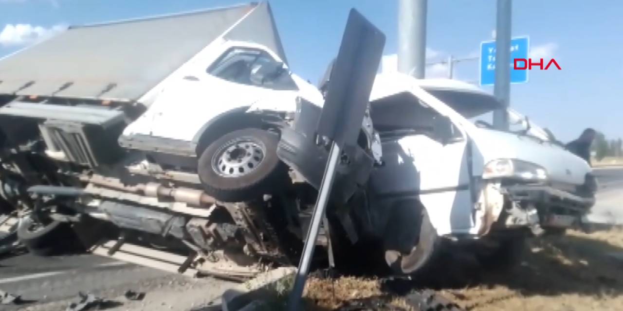 Çorum'da 2 kamyonet çarpıştı;: 5 yaralı