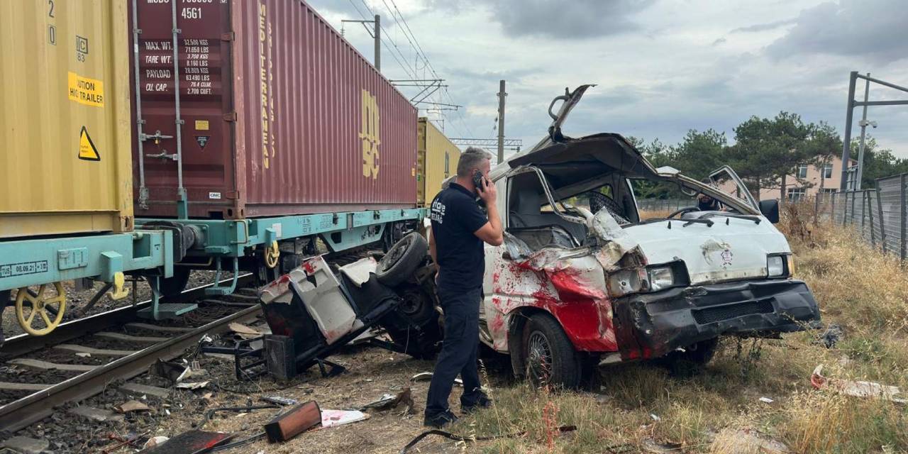 Tren minibüse çarptı: Sürücüsü yaralandı