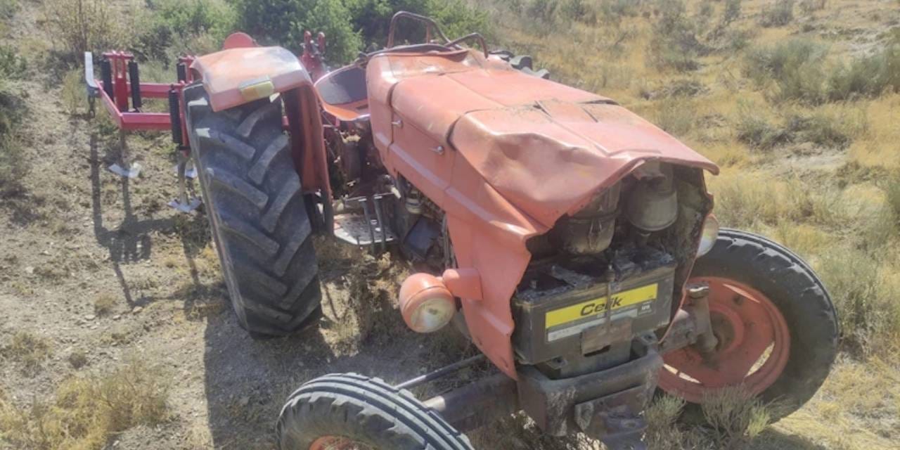 Devrilen traktörün sürücüsü hayatını kaybetti