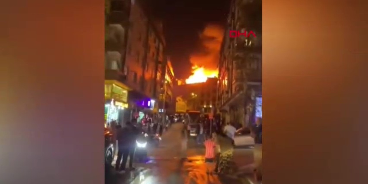 Gaziosmanpaşa'da korku dolu anlar: Çatıda başlayan yangın bitişikteki binaya sıçradı