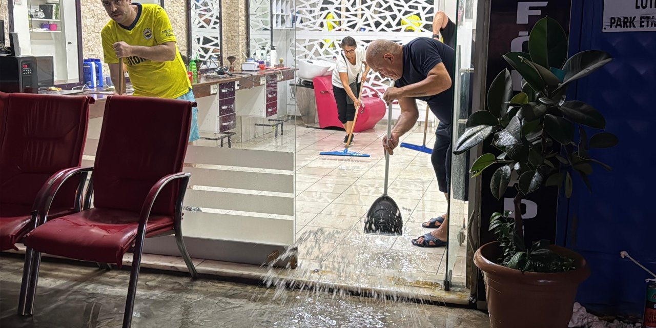 Yarım saat yağan yağmur sokakları göle çevirdi: Dükkanları su bastı