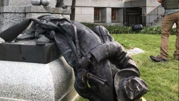 ABD'de sular durulmuyor: Irkçılık karşıtları Konfederasyon askeri heykelini yıktı
