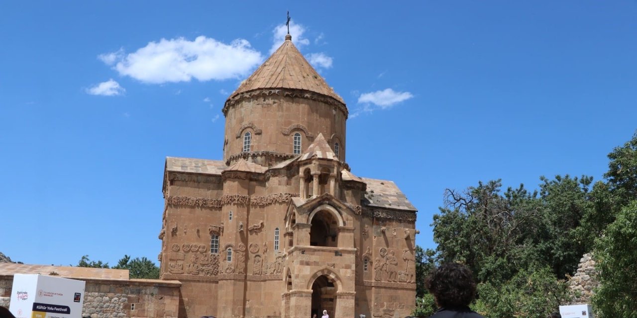 Tarihi Akdamar Kilisesi'nde yıllık ayinlerin 13'üncüsü düzenlendi