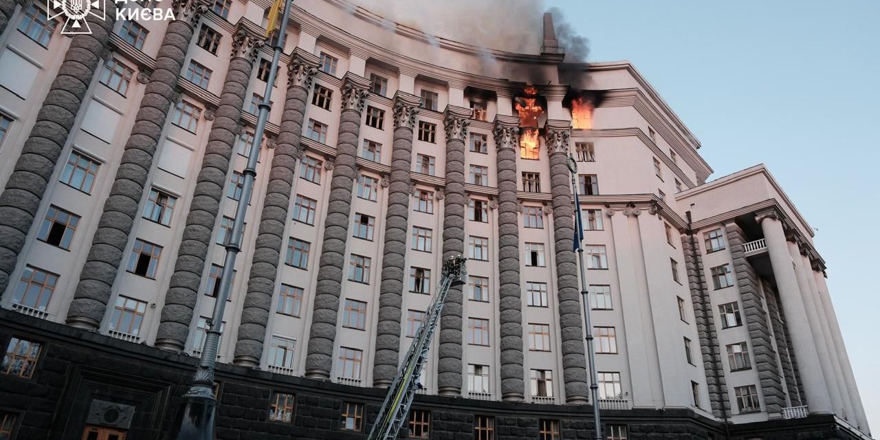 Rusya Kiev'de hükümet binasını vurdu: Savaşta bir ilk