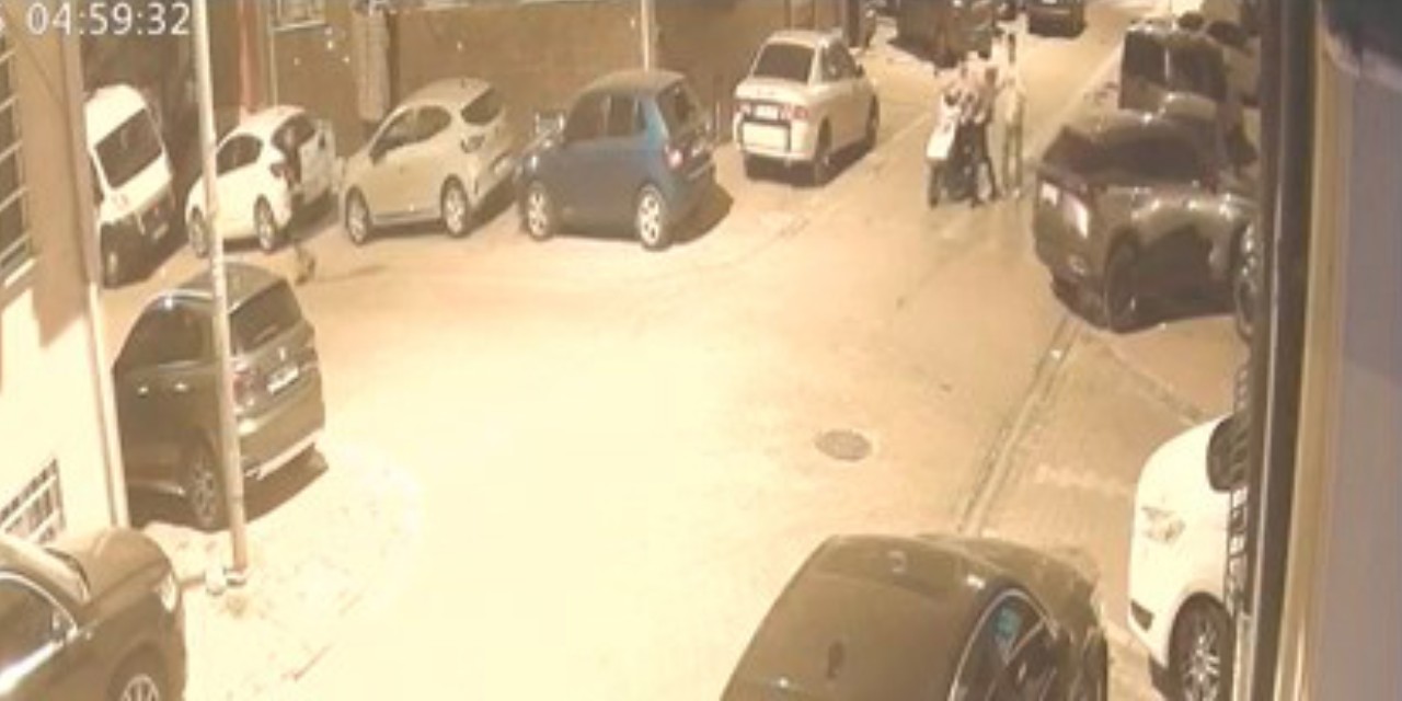 Esenyurt'ta acemi hırsızların panik anları: Çalıştıramadıkları motosikleti iterek çaldılar