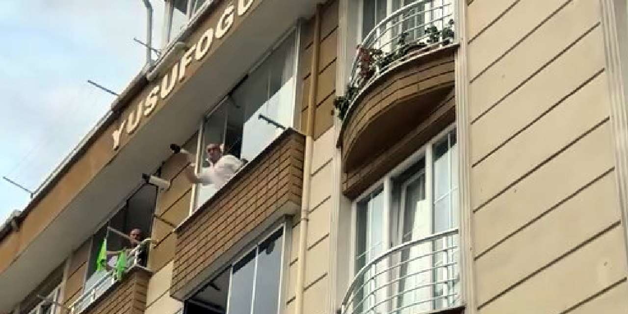 Önce bağırdı sonra soğan fırlattı: O anlar kamerada!