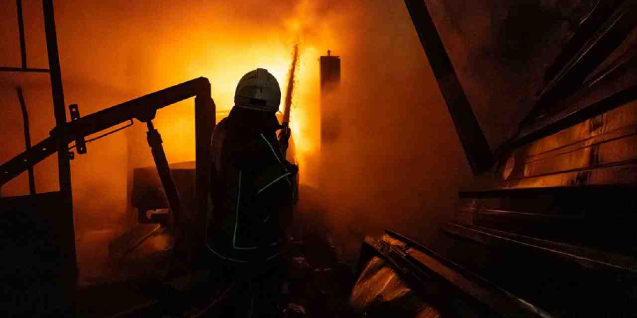 Sanayi sitesinde çıkan yangın kontrol altında