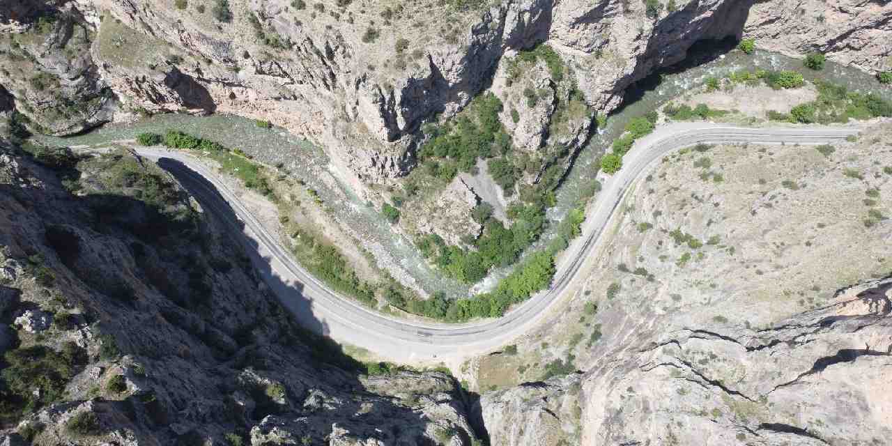 Tek kişinin zor sığdığı kayaların arasındaki yollardan geçiliyor: Turist akınına uğruyor!