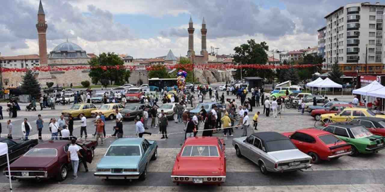 Klasik otomobil tutkunları Sivas'ta buluştu