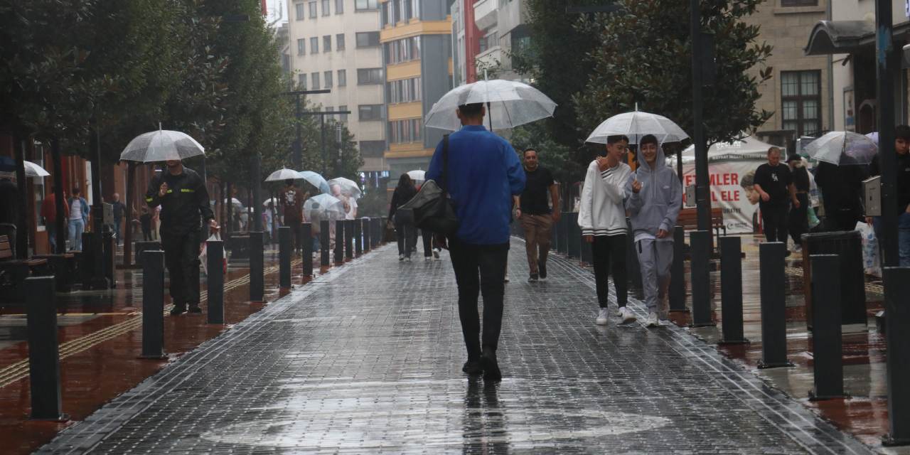 Trabzon sağanağa teslim oldu: Hayat durdu, yollar kilitlendi