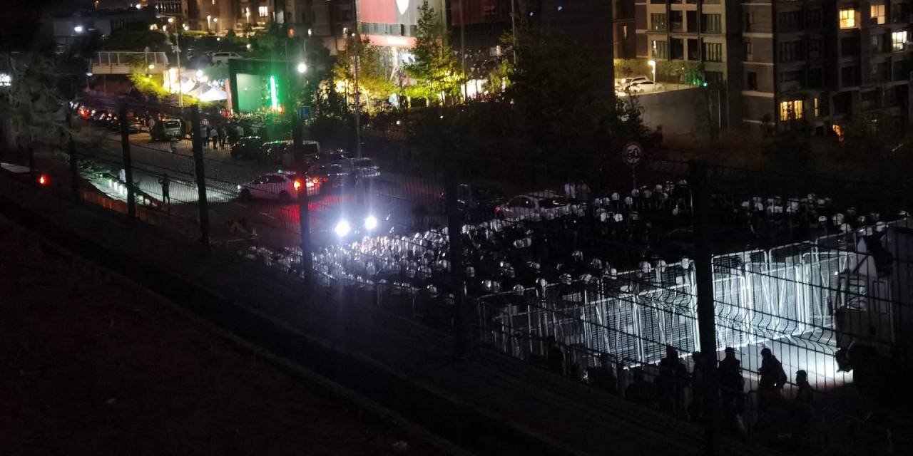 DEM Parti ve TİP üyeleri CHP İstanbul binasına ulaşmaya çalışıyor