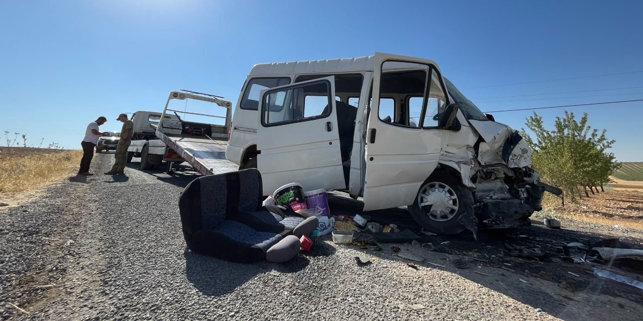 Şanlıurfa'da feci kaza: İşçi minibüsü ile otomobil çarpıştı