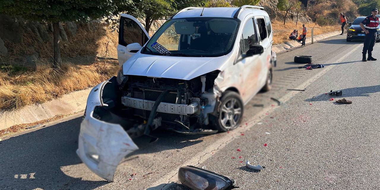 Patlayan lastiği değiştirirken kamyonet çarpan evli çift hayatını kaybetti