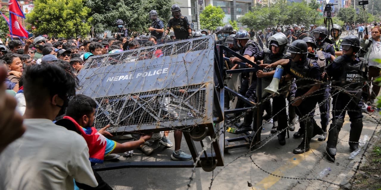 Nepal'de hükümeti protesto edenlere ateş açıldı: En az 14 ölü