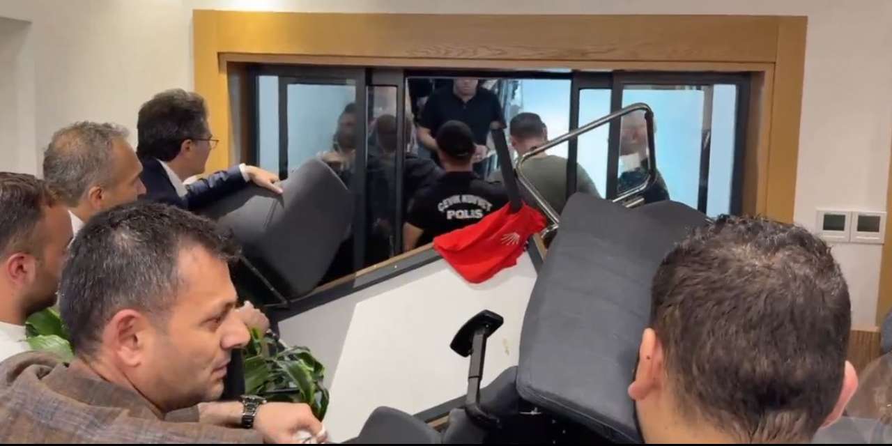 CHP’de tarihe geçecek kare! Kayyuma karşı böyle barikat kurdular