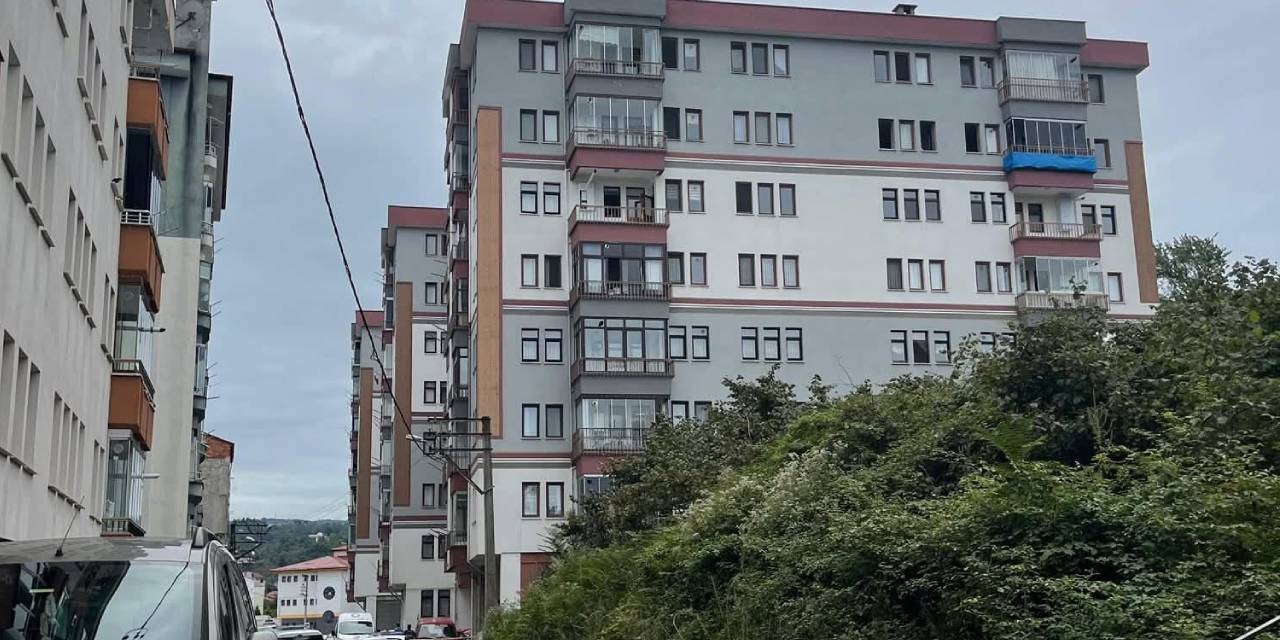 Çamaşır asarken 5'inci kattan düşen kadın yaşamını yitirdi