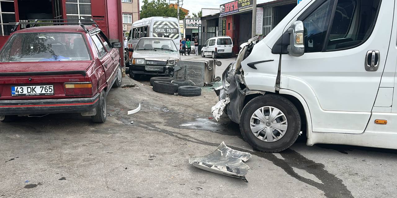 Kütahya'da iki okul servisi çarpıştı: 5'i çocuk 7 yaralı