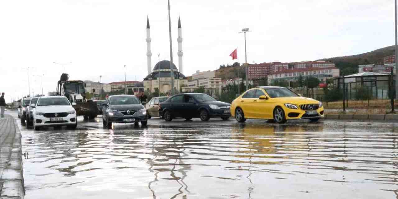 Sağanak yağış hayatı felç etti!